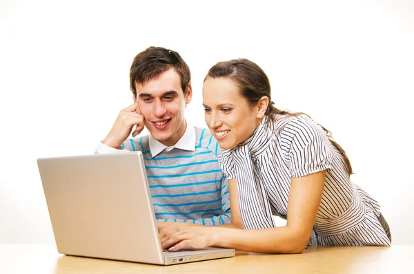 Dos estudiantes sonrientes con portátil — Foto de Stock