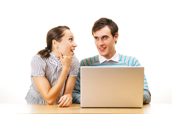 Два улыбчивых студента с ноутбуком — стоковое фото