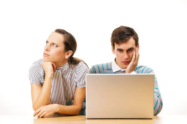 Deux étudiants réfléchis avec ordinateur portable — Photo