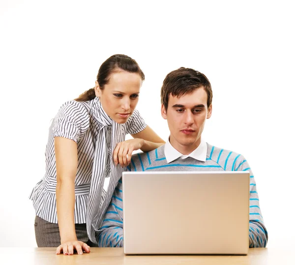 Casal jovem de estudantes com laptop — Fotografia de Stock
