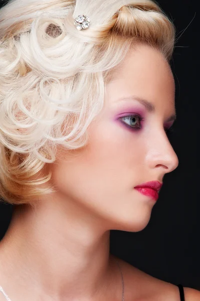 Allluring blonde with hairdo — Stock Photo, Image