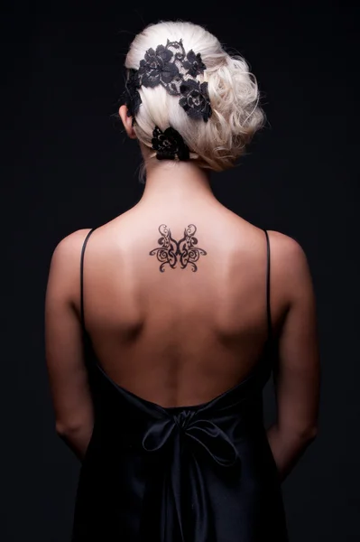 Mujer sexy con tatuaje en la espalda —  Fotos de Stock