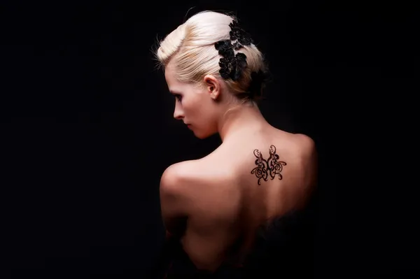 Sexy kobieta z tatuażem na plecach — Zdjęcie stockowe