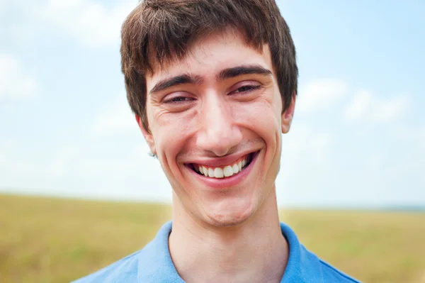 Portret szczęśliwy człowiek w okulary — Zdjęcie stockowe