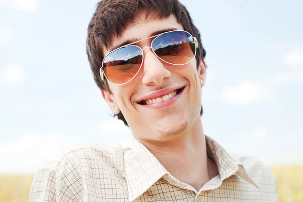 Güneş gözlüklü mutlu bir adam portresi — Stok fotoğraf