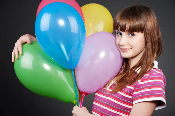 Smiley-Mädchen mit bunten Luftballons — Stockfoto