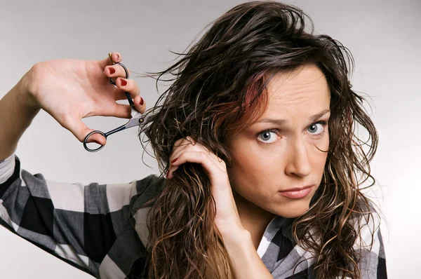 Mulher bonita cortando seu cabelo — Fotografia de Stock