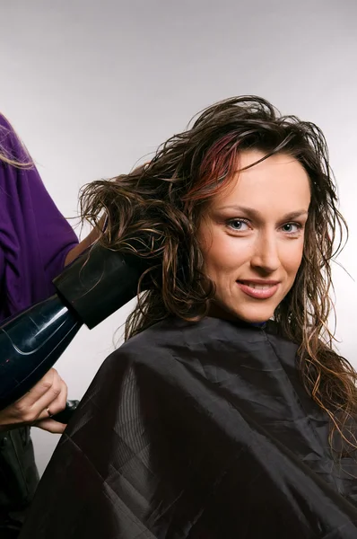 Heirdresser vyfoukat vlasy klienta — Stock fotografie