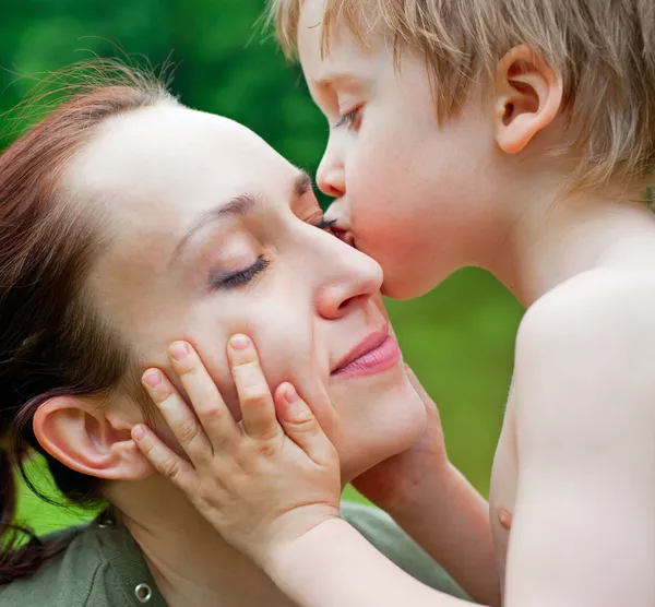 Sohn küsst seine Mutter — Stockfoto