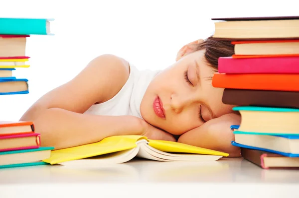 Vermoeid schoolmeisje slapen op boek — Stockfoto