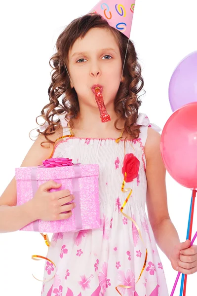 Fröhliches Mädchen mit Luftballons und Geschenkbox — Stockfoto