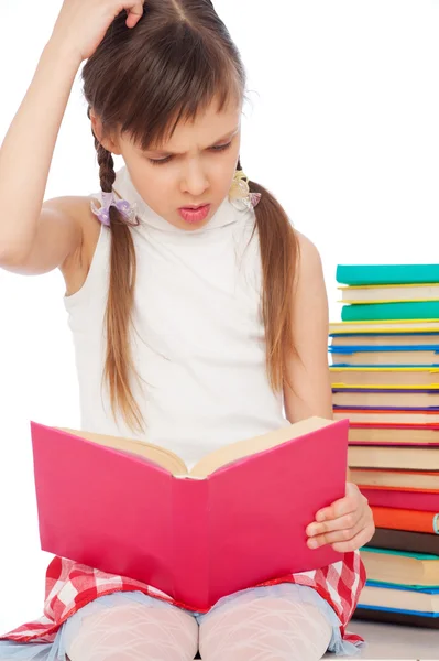 Маленькая девочка с книгами — стоковое фото