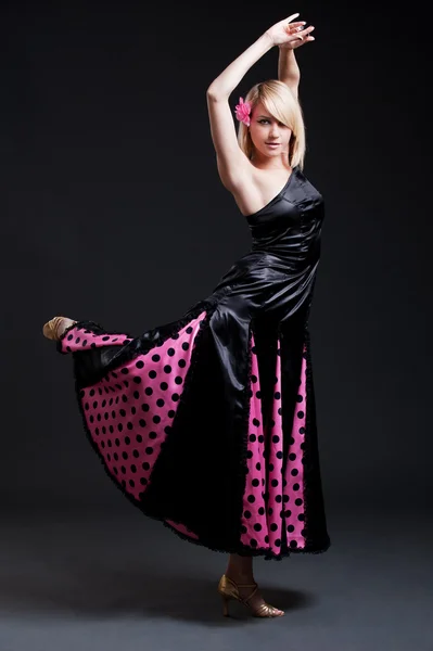 Atractiva bailarina española sobre la oscuridad — Foto de Stock