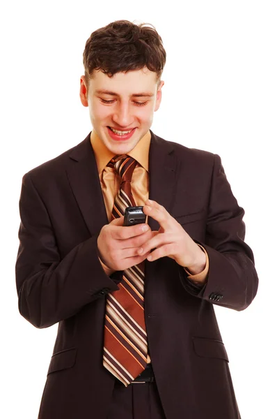 Смайлик бізнесмен прочитання тексту повідомлення на своєму мобільному телефоні — стокове фото