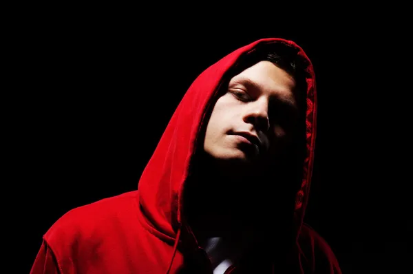 Hip-hop mężczyzna w czerwonym kapturze — Zdjęcie stockowe
