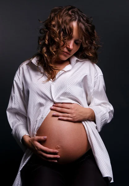 Embarazada sosteniendo su vientre —  Fotos de Stock