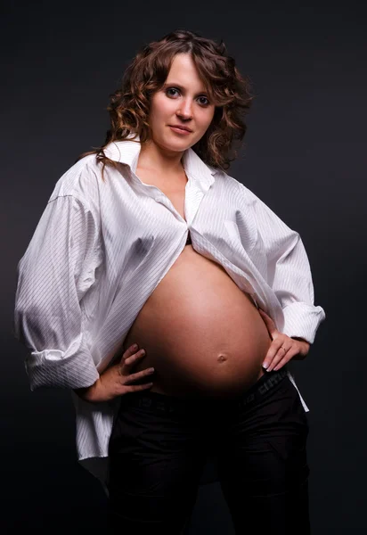 Schwangere im Hemd — Stockfoto