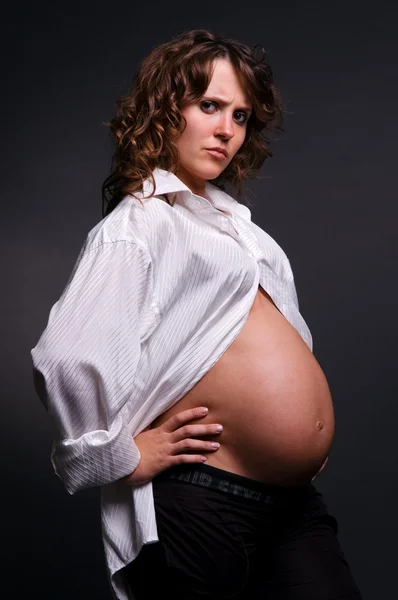 Серйозні вагітна жінка — стокове фото