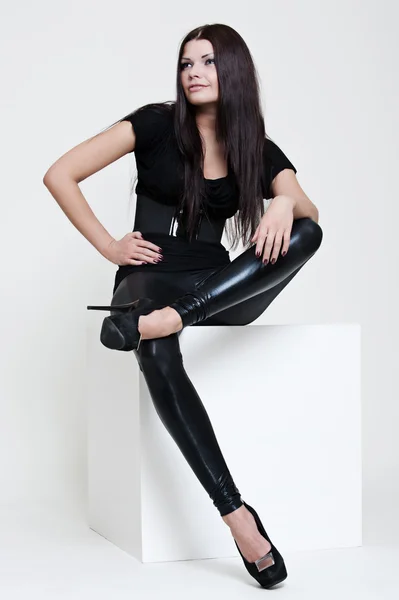Atraktivní smajlík model sedí na kostky — Stock fotografie