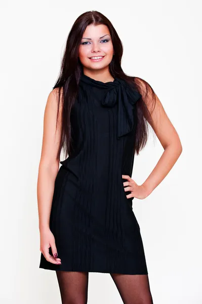 Mooie jonge vrouw in zwarte jurk — Stockfoto