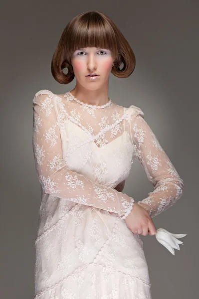 Красива модель в гіпюровій сукні — стокове фото