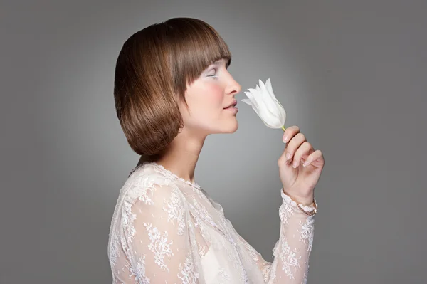 Schöne junge Frau mit Tulpe — Stockfoto