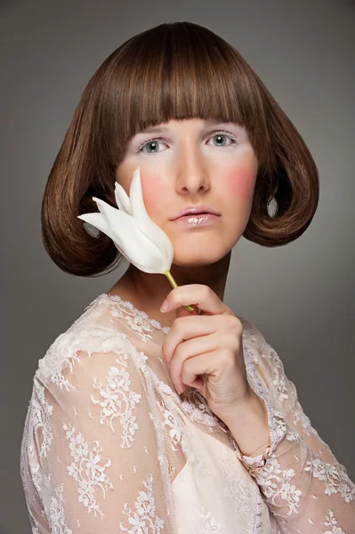 Charmante model met witte tulip — Stockfoto