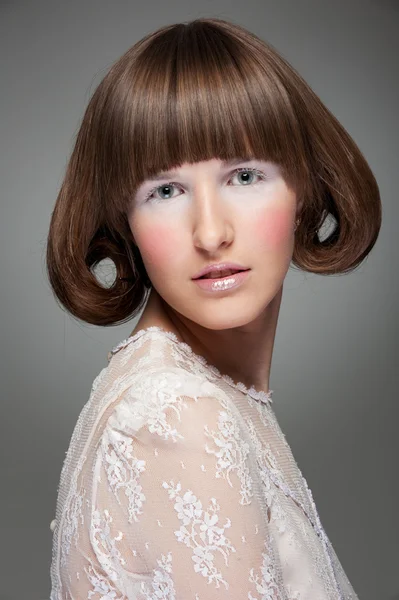 Modeporträt einer Frau mit Haarschnitt — Stockfoto