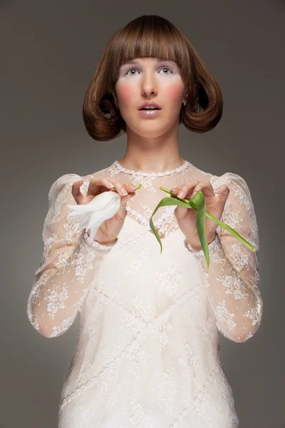 Modefrau mit gebrochener Tulpe — Stockfoto