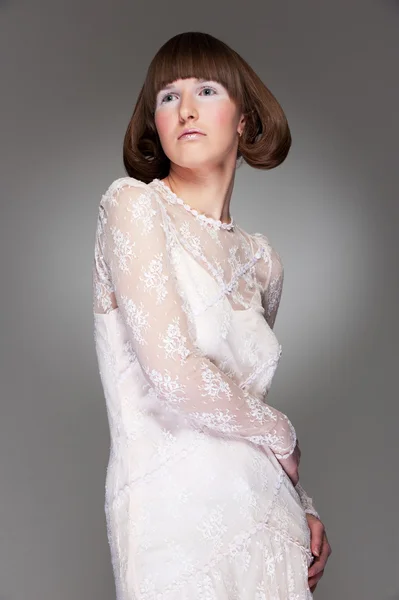 Грациозная женщина в платье из гипуры — стоковое фото