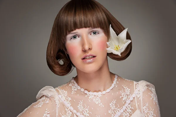 Stylový portrét ženy s květinou — Stock fotografie