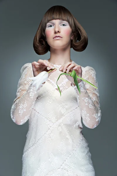 Стильний портрет жінки з тюльпаном — стокове фото