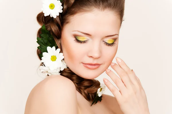 머리에 흰색 꽃과 아름다운 여자 — 스톡 사진