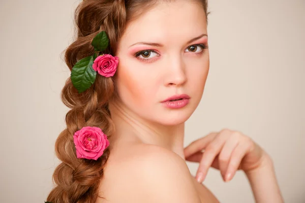 Atrakcyjna kobieta z róż we włosach — Zdjęcie stockowe