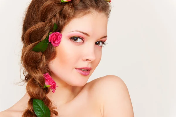 Mulher atraente com rosas no cabelo — Fotografia de Stock