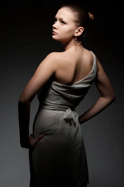 Hermosa mujer posando sobre fondo oscuro — Foto de Stock