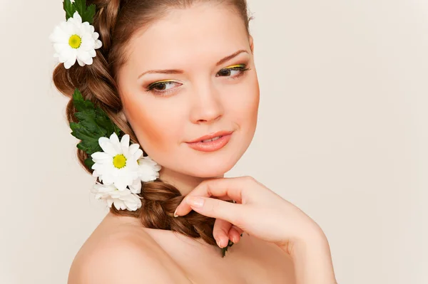 Mulher bonita com flores brancas — Fotografia de Stock