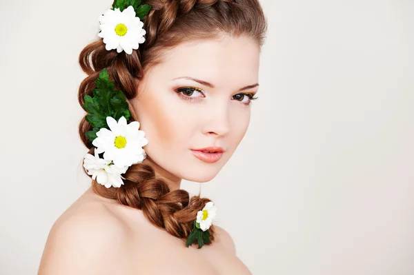 Belle femme avec des fleurs blanches — Photo