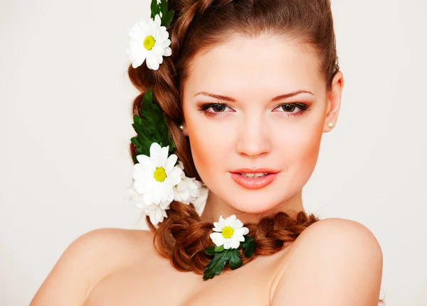 Joven hermosa mujer con flores —  Fotos de Stock