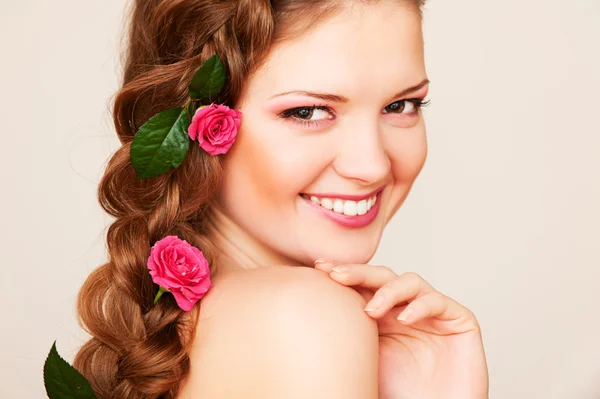 Jeune belle femme avec de petites roses — Photo