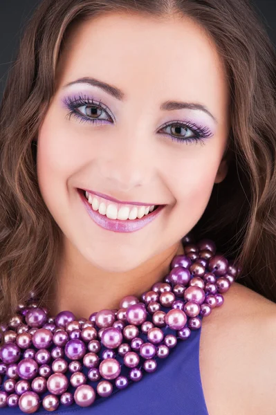 Mooie smiley vrouw in paarse jurk — Stockfoto