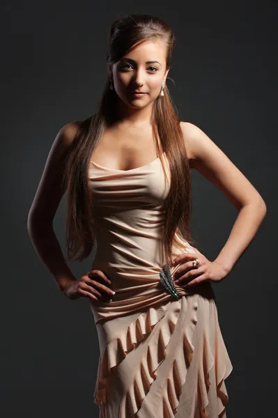 Schöne Frau mit langen Haaren im Kleid — Stockfoto