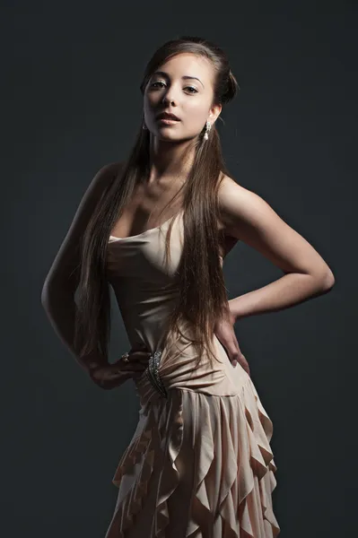 Γυναίκα με μακριά μαλλιά σε φόρεμα — Φωτογραφία Αρχείου