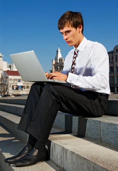 Busiessman com laptop ao ar livre — Fotografia de Stock