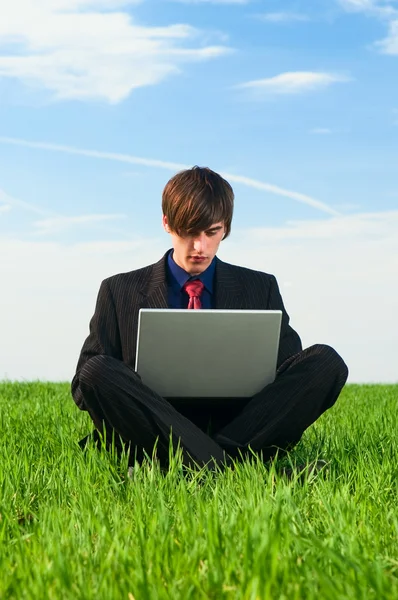 Homem sério sentado com computador — Fotografia de Stock