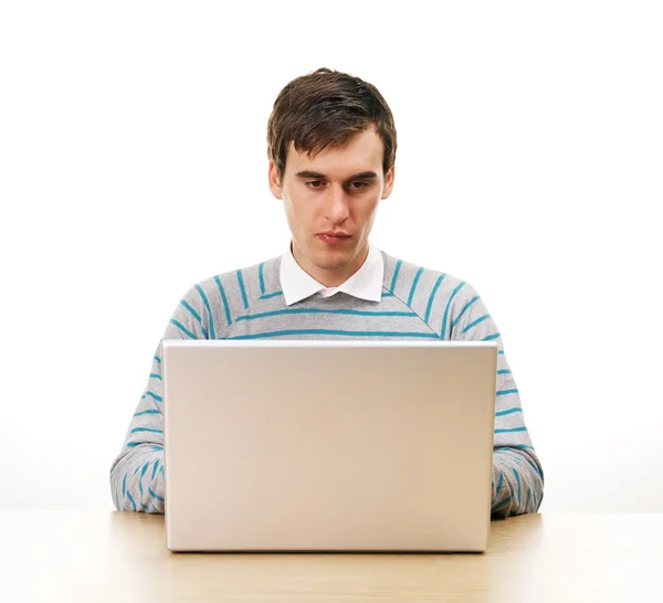 Ernsthafter junger Mann mit Laptop — Stockfoto