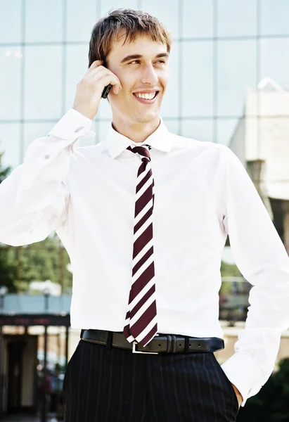 Homem de negócios sorridente falando ao telefone — Fotografia de Stock