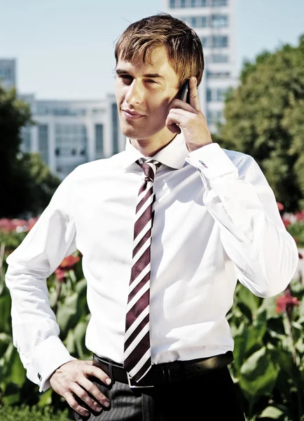 Młody biznesmen rozmawiający przez telefon — Zdjęcie stockowe