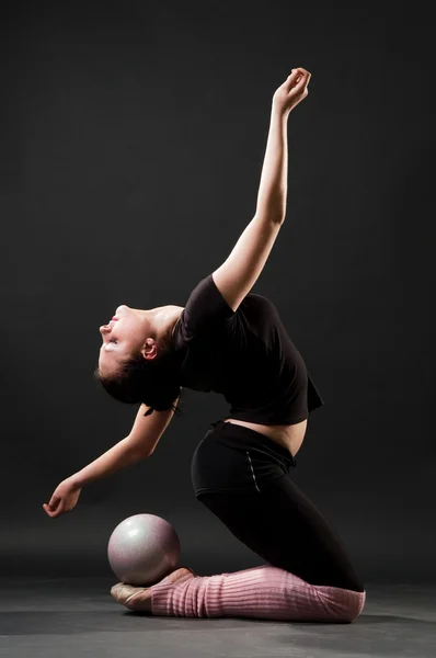 Attraktive, flexible Tänzerin — Stockfoto