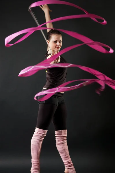 Bela dançarina com fita rosa — Fotografia de Stock